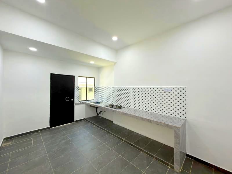1.5-storey Terraced House for Sale in Taman Pulai Utama (Skudai) - Calvin Lee - Kitchen - PropertyGuru.com.my