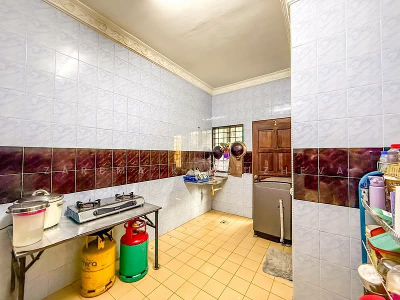 2-storey Terraced House for Sale in Taman Mutiara Bukit Kemuning (Shah Alam) - Zarema Kulbuzheva - Kitchen - PropertyGuru.com.my