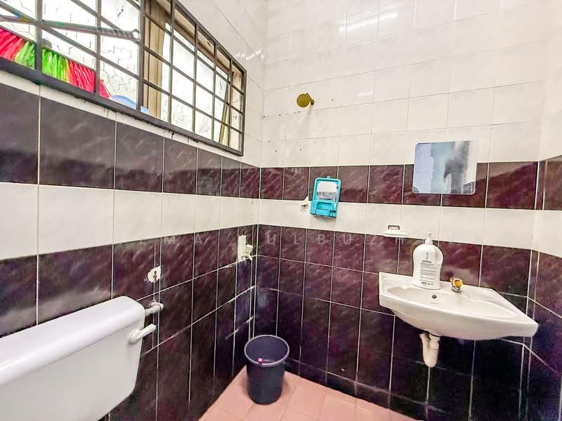 2-storey Terraced House for Sale in Taman Mutiara Bukit Kemuning (Shah Alam) - Zarema Kulbuzheva - Bathroom - PropertyGuru.com.my