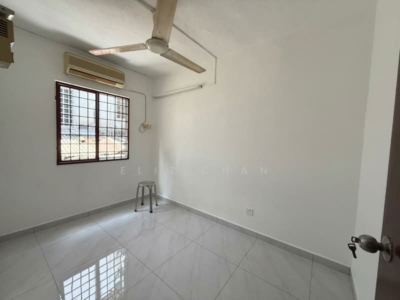 Taman Sri Sinar untuk Untuk Disewa - RM 1,700 /bulan, Mac 2026 - Bedroom - PropertyGuru.com.my