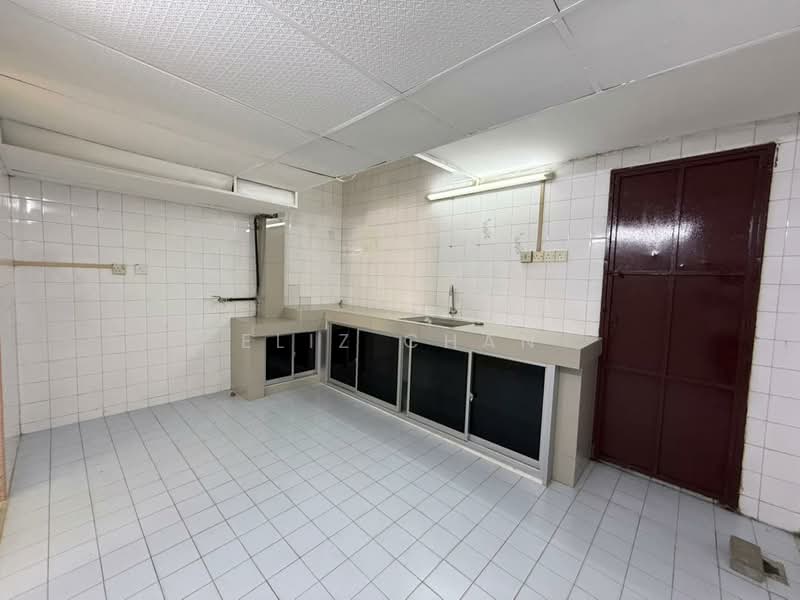 Taman Sri Sinar untuk Untuk Disewa - RM 1,700 /bulan, Mac 2026 - Kitchen - PropertyGuru.com.my