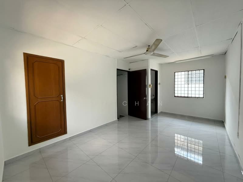 Taman Sri Sinar untuk Untuk Disewa - RM 1,700 /bulan, Mac 2026 - Bedroom - PropertyGuru.com.my