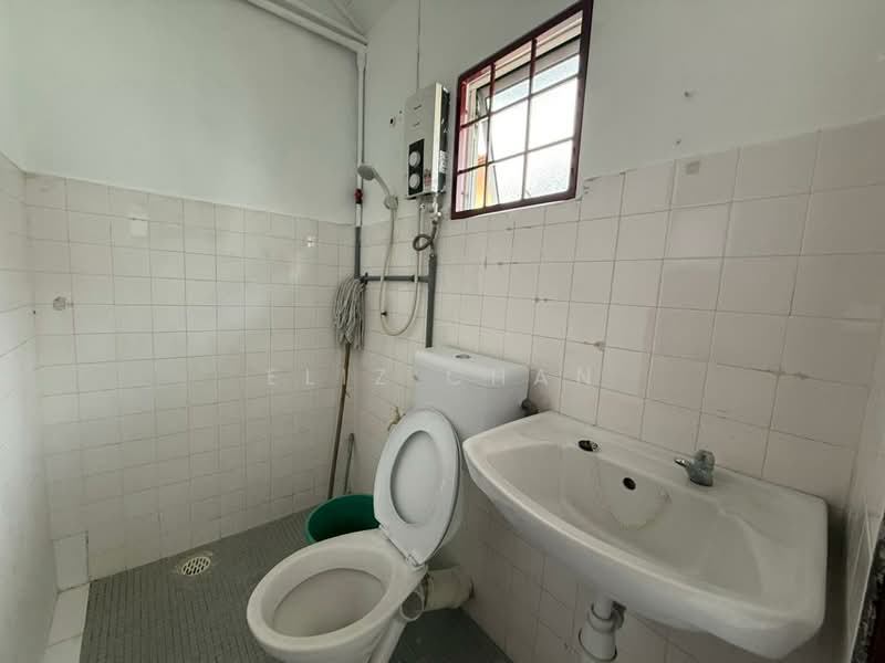 Taman Sri Sinar untuk Untuk Disewa - RM 1,700 /bulan, Mac 2026 - Bathroom - PropertyGuru.com.my