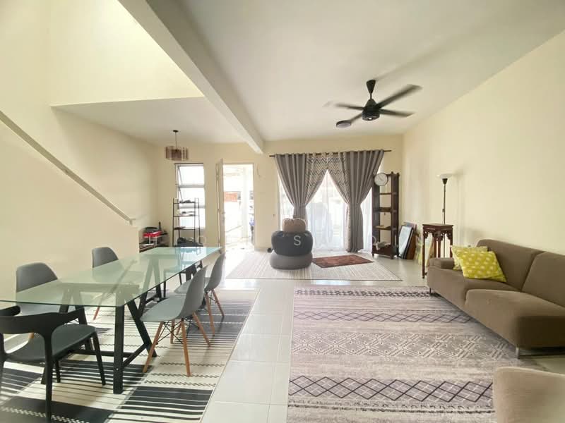 2-storey Terraced House for Sale in Alam Suria (Puncak Alam) - Shiqin Saidin - Living Room - PropertyGuru.com.my