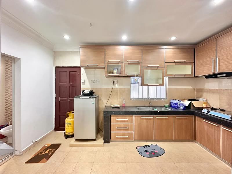 2-storey Terraced House for Sale in Bandar Saujana Putra (Tanjong Duabelas) - Ilman Nahri - Kitchen - PropertyGuru.com.my