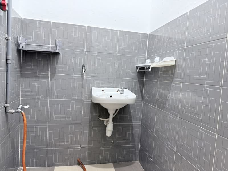 1-storey Terraced House for Sale in Kelana Jaya (Petaling Jaya) - Chandra Sekhar - Bathroom - PropertyGuru.com.my