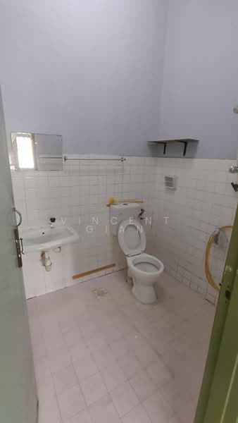 1-storey Terraced House for Rent in Taman Molek (Johor Bahru) - Vincent Gian - Bathroom - PropertyGuru.com.my