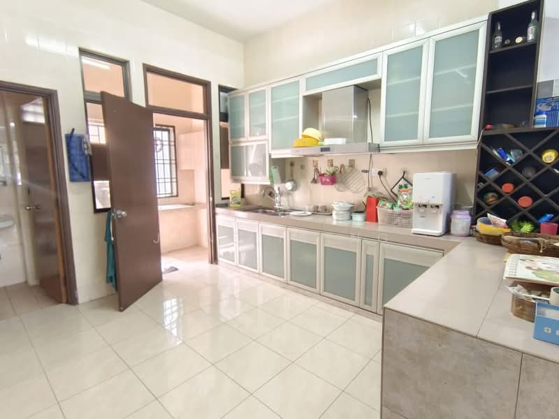 3-storey Terraced House for Sale in Bandar Putra (Kulai) - June Tseng - Kitchen - PropertyGuru.com.my