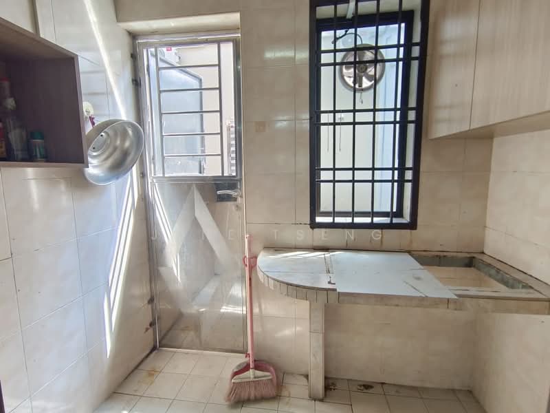 3-storey Terraced House for Sale in Bandar Putra (Kulai) - June Tseng - Kitchen - PropertyGuru.com.my
