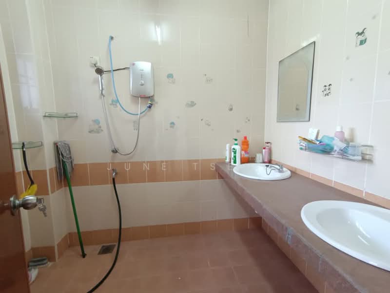 3-storey Terraced House for Sale in Bandar Putra (Kulai) - June Tseng - Bathroom - PropertyGuru.com.my