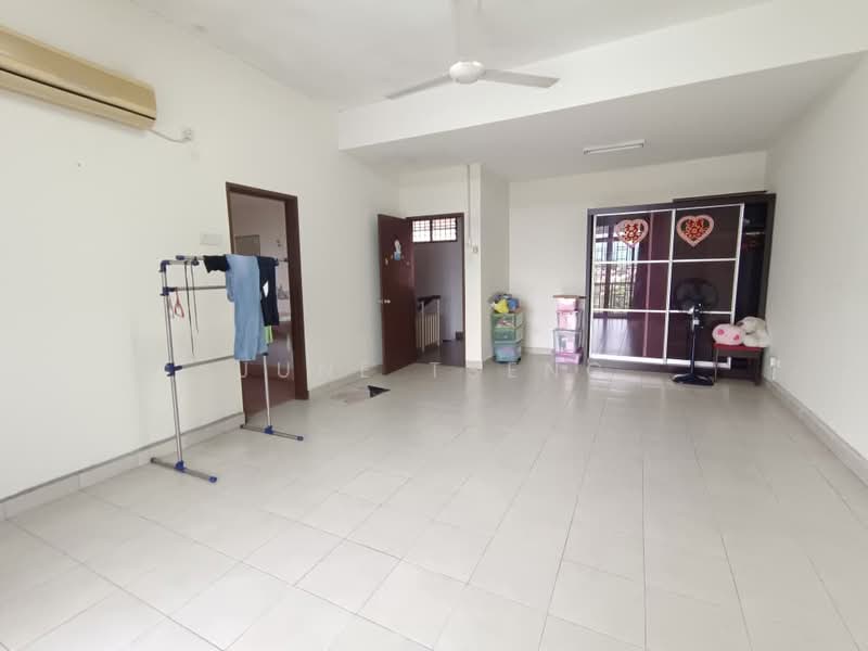 3-storey Terraced House for Sale in Bandar Putra (Kulai) - June Tseng - Living Room - PropertyGuru.com.my