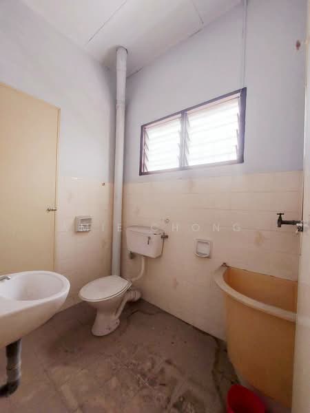 Gunung Rapat Double Storey Terace House Partial Furnished For Sale untuk Untuk Dijual - RM 355,000, Mac 2026 - Bathroom - PropertyGuru.com.my