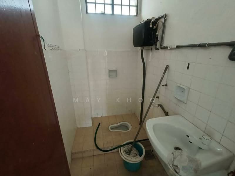2-storey Terraced House for Sale in Taman Molek (Johor Bahru) - May Khoo - Bathroom - PropertyGuru.com.my
