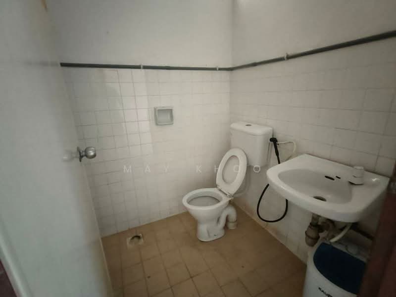 2-storey Terraced House for Sale in Taman Molek (Johor Bahru) - May Khoo - Bathroom - PropertyGuru.com.my