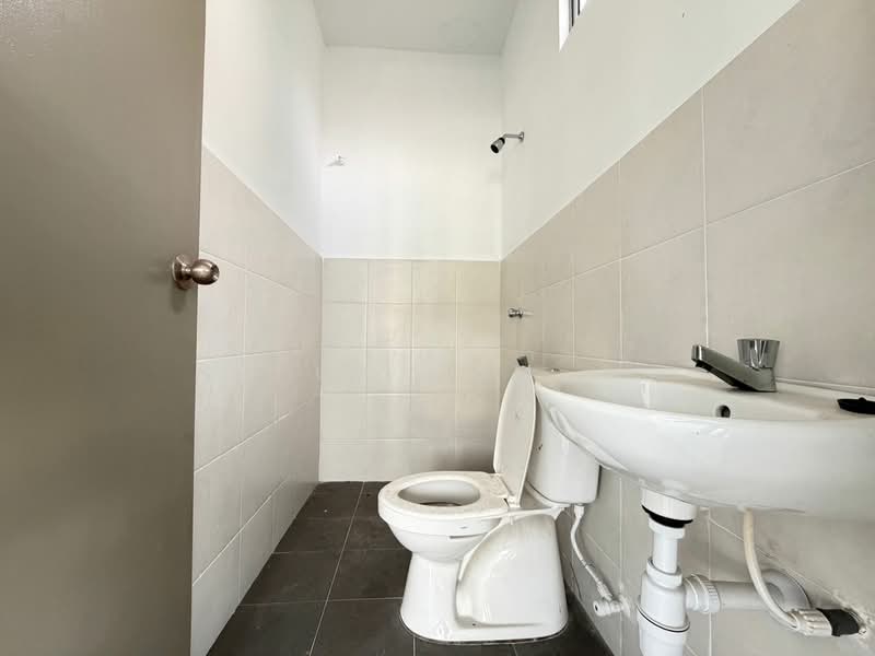 3-storey Terraced House for Sale in Taman Kundang Jaya (Rawang) - CK Sam - Bathroom - PropertyGuru.com.my