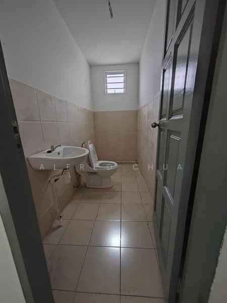 2-storey Terraced House for Sale in Kota Samarahan (Sarawak) - Alfred Chua - Bathroom - PropertyGuru.com.my