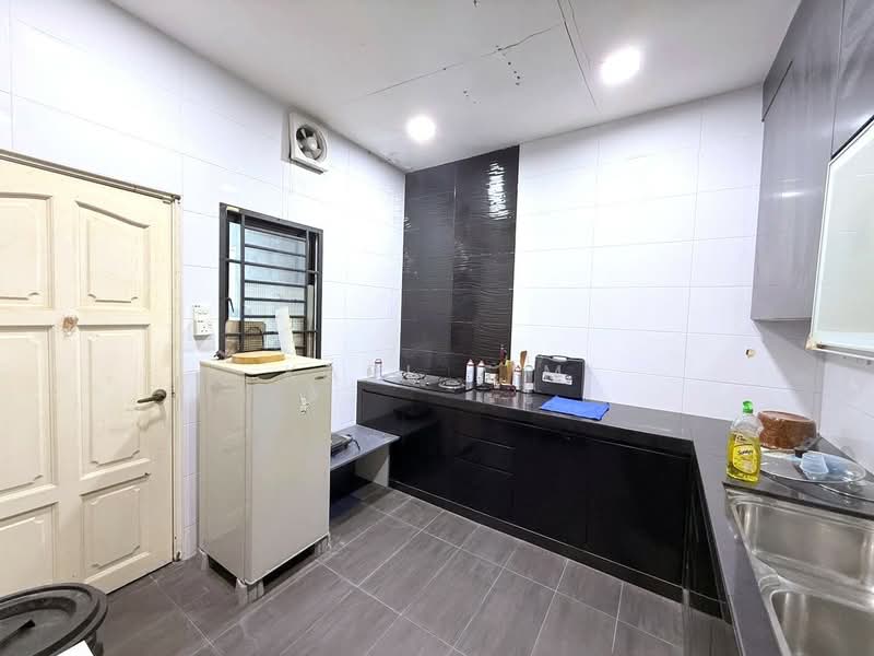 Cluster House for Sale in Taman Seri Austin (Tebrau) - Karl Lim - Kitchen - PropertyGuru.com.my