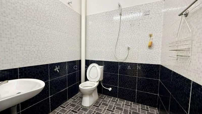 1-storey Terraced House for Rent in Taman Putera Indah (Muar) - Micole Tan - Bathroom - PropertyGuru.com.my