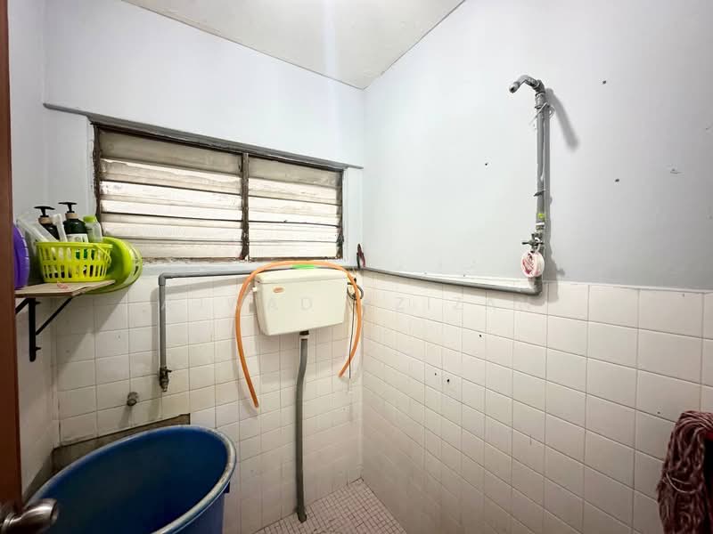 2-storey Terraced House for Sale in Taman Sri Putra (Banting) - Ajwad Azizan - Bathroom - PropertyGuru.com.my