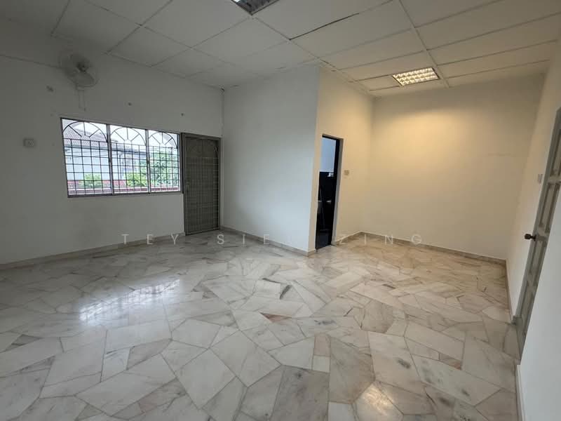 Rumah Teres 2 Tingkat untuk Dijual di Serdang (Seri Kembangan) - Tey Siew Zing - Living Room - PropertyGuru.com.my