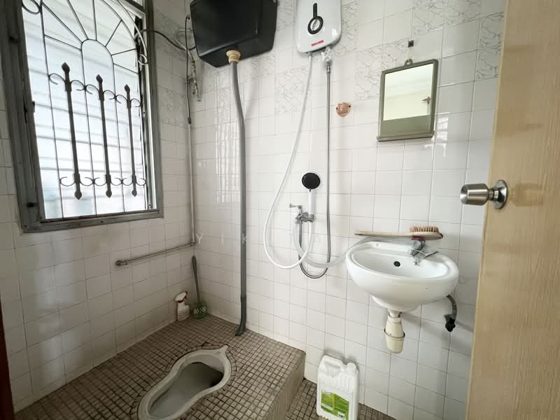 Semi-Detached House for Sale in Taman Pelangi (Johor Bahru) - Yik Tat - Bathroom - PropertyGuru.com.my