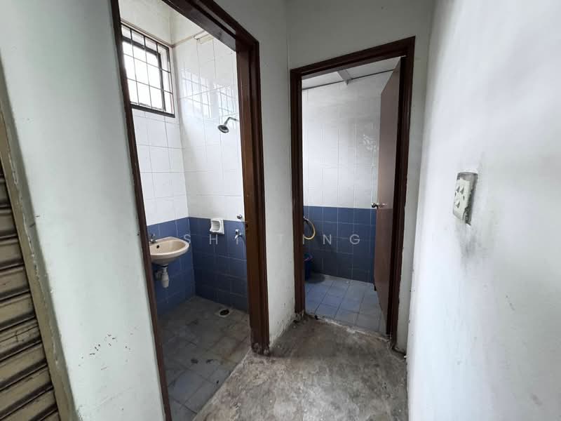 Shop for Sale in Taman Rinting (Masai) - Shi Ting - Bathroom - PropertyGuru.com.my