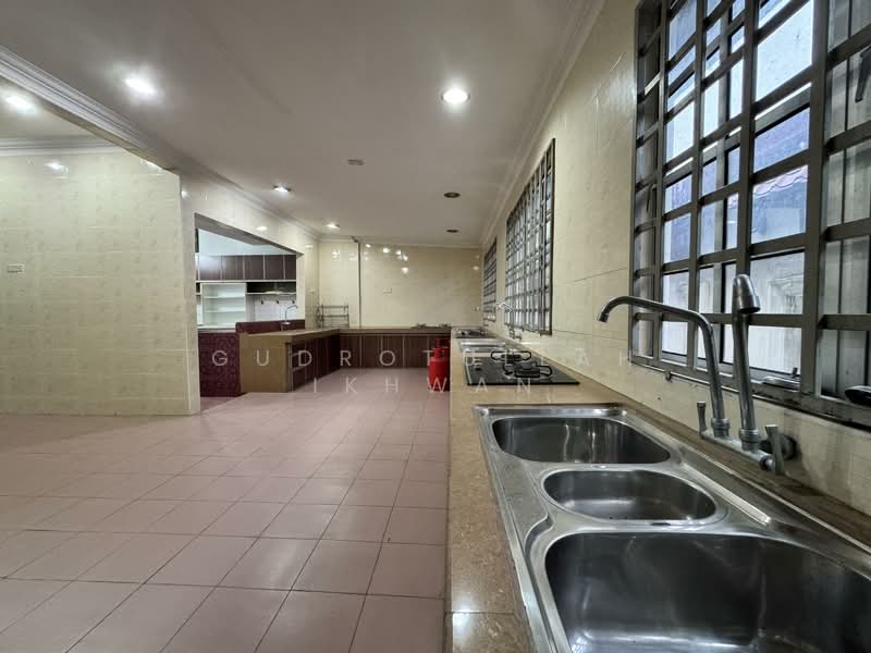 Semi-Detached House for Sale in Seksyen 3 (Bangi) - Gudrotullah Ikhwan - Kitchen - PropertyGuru.com.my