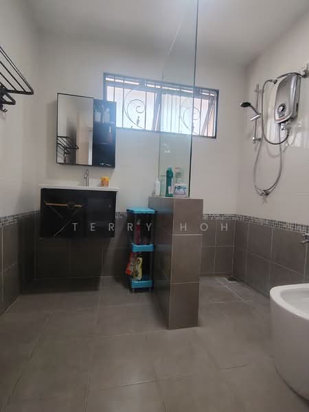 2.5-storey Terraced House for Sale in Taman Bukit Serdang (Seri Kembangan) - Terry Hoh - Bathroom - PropertyGuru.com.my