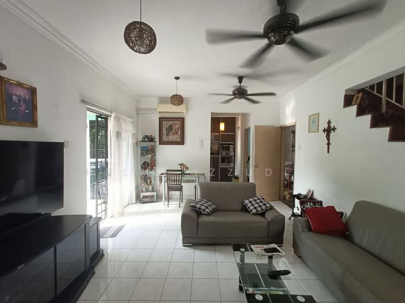 Puchong Utama (Seksyen 10) untuk Untuk Dijual - RM 850,000, Mac 2026 - Living Room - PropertyGuru.com.my