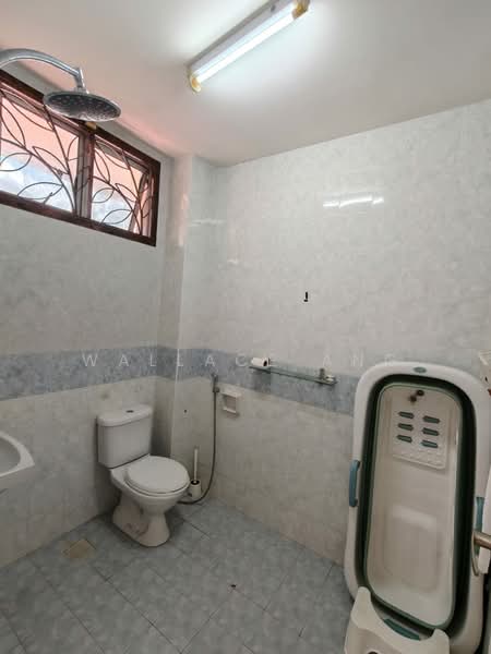Semi-Detached House for Sale in Bandar Putra (Kulai) - Wallace Ang - Bathroom - PropertyGuru.com.my