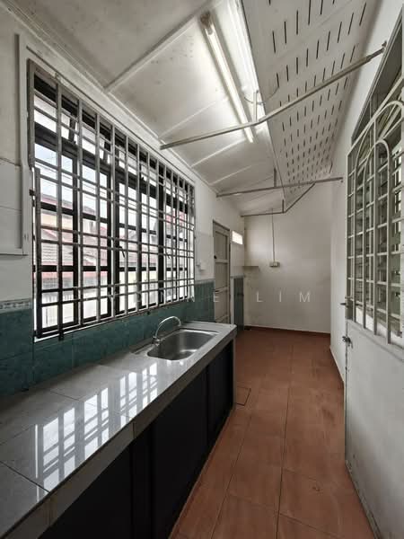 1-storey Terraced House for Sale in Taman Molek (Johor Bahru) - Yvonne Lim - Kitchen - PropertyGuru.com.my