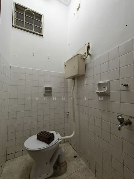 1-storey Terraced House for Sale in Taman Molek (Johor Bahru) - Yvonne Lim - Bathroom - PropertyGuru.com.my