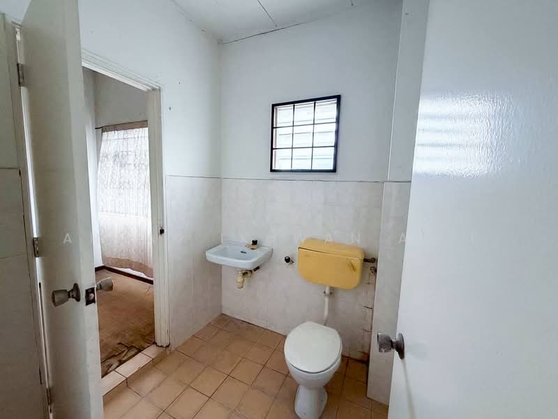 Taman Pinggiran Senawang untuk Untuk Dijual - RM 330,000, Mac 2026 - Bathroom - PropertyGuru.com.my