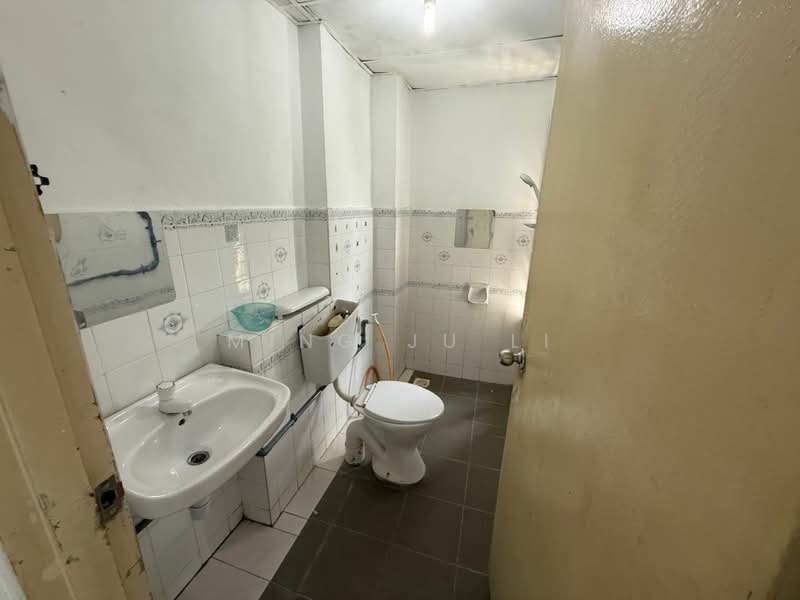 Petaling Indah Condominiums untuk Untuk Disewa - RM 1,099 /bulan, Mac 2026 - Bathroom - PropertyGuru.com.my
