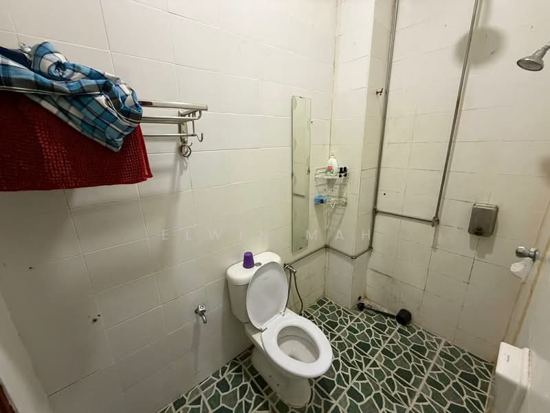 1.5-storey Terraced House for Sale in Kota Puteri Seksyen 5 (Batu Arang) - Elwin Mah - Bathroom - PropertyGuru.com.my