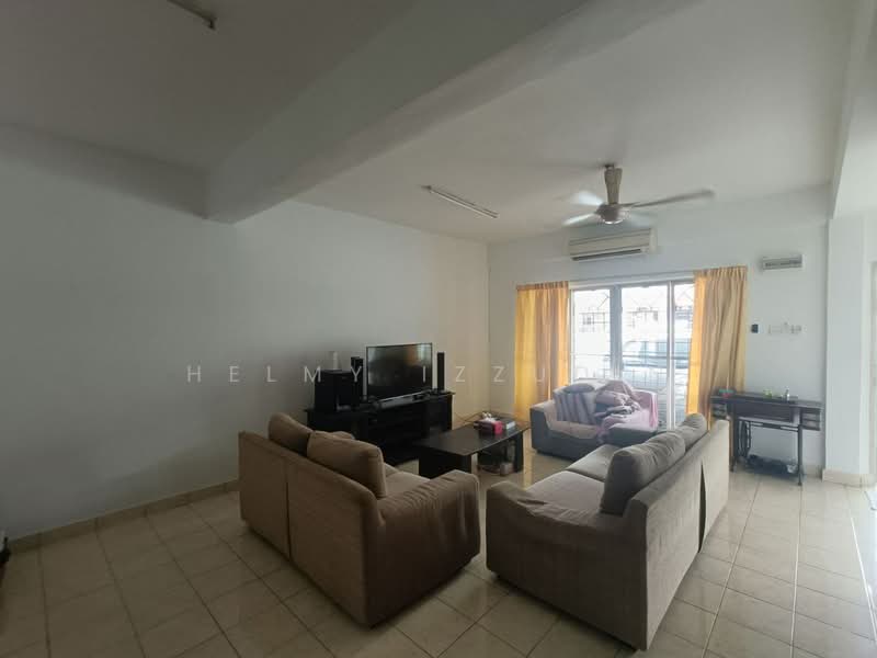 Taman Putra Prima untuk Untuk Dijual - RM 620,000, Mac 2026 - Living Room - PropertyGuru.com.my