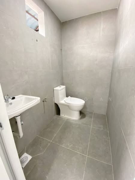 1-storey Terraced House for Sale in Taman Johor Jaya (Johor Bahru) - Vincent Gian - Bathroom - PropertyGuru.com.my