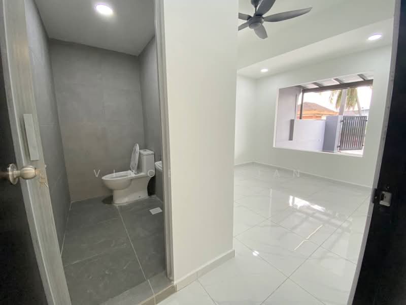 1-storey Terraced House for Sale in Taman Johor Jaya (Johor Bahru) - Vincent Gian - Bathroom - PropertyGuru.com.my