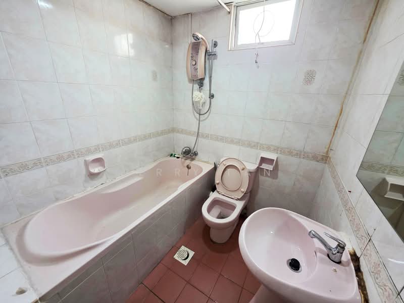 Villa Emas untuk Untuk Disewa - RM 1,600 /bulan, Mac 2026 - Bathroom - PropertyGuru.com.my