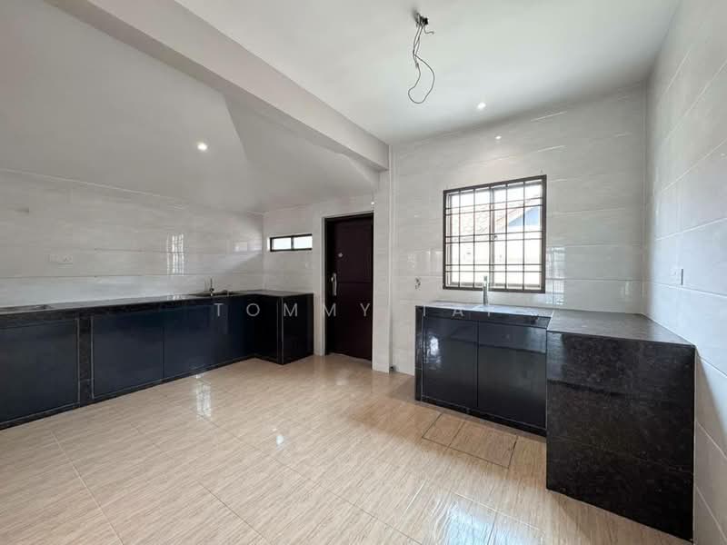 1.5-storey Terraced House for Sale in Taman Impian Emas (Skudai) - Tommy Tai - Kitchen - PropertyGuru.com.my