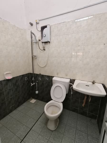 Bandar Putra Kulai Corner Single Storey Terrace House Partly Furnished untuk Untuk Disewa - RM 2,000 /bulan, Mac 2026 - Bathroom - PropertyGuru.com.my