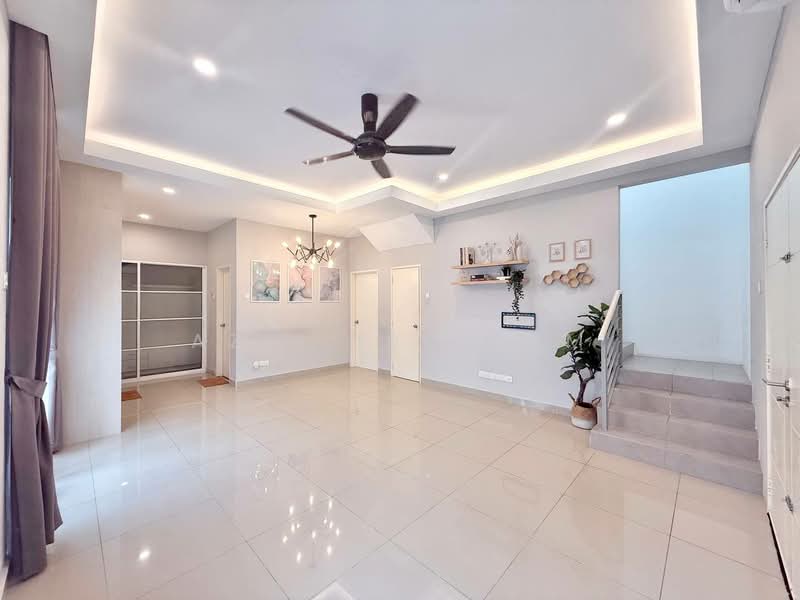Cluster House for Sale in Taman Desiran Bayu (Puchong) - Azli Ibrahim - Living Room - PropertyGuru.com.my