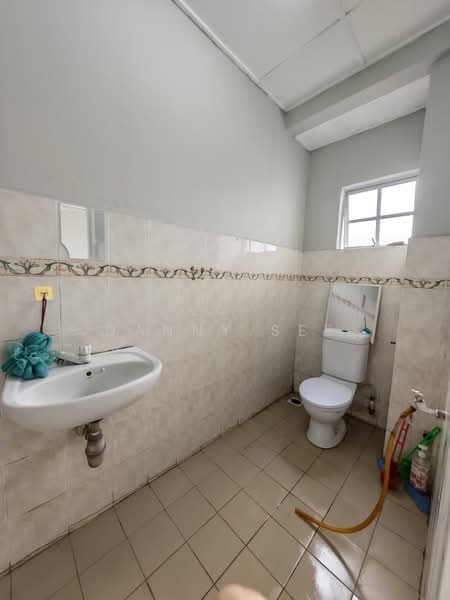 2-storey Terraced House for Sale in Taman Putri Kulai (Kulai) - Danny See - Bathroom - PropertyGuru.com.my
