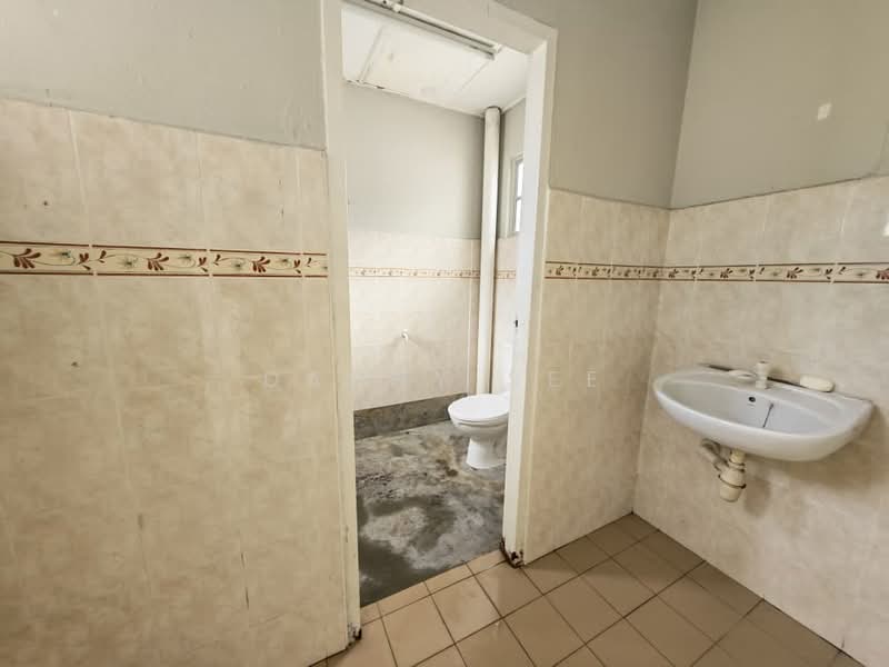 2-storey Terraced House for Sale in Taman Putri Kulai (Kulai) - Danny See - Bathroom - PropertyGuru.com.my