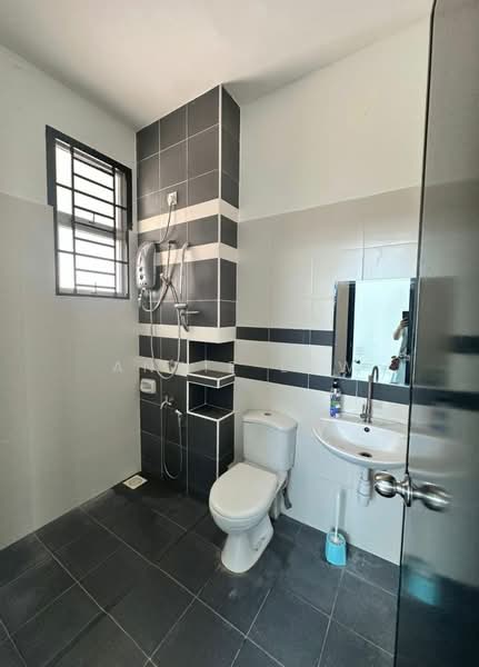 Condominium for Sale at The Straits View Condominium - Annie Low - Bathroom - PropertyGuru.com.my