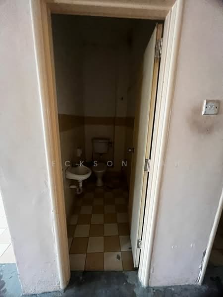 Shop for Sale in Taman Putra Budiman (Balakong) - Deckson Tan - Bathroom - PropertyGuru.com.my