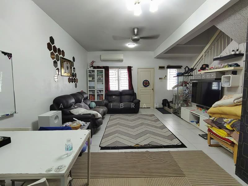 2-storey Terraced House for Sale in Bandar Saujana Putra (Tanjong Duabelas) - Azli Ibrahim - Living Room - PropertyGuru.com.my