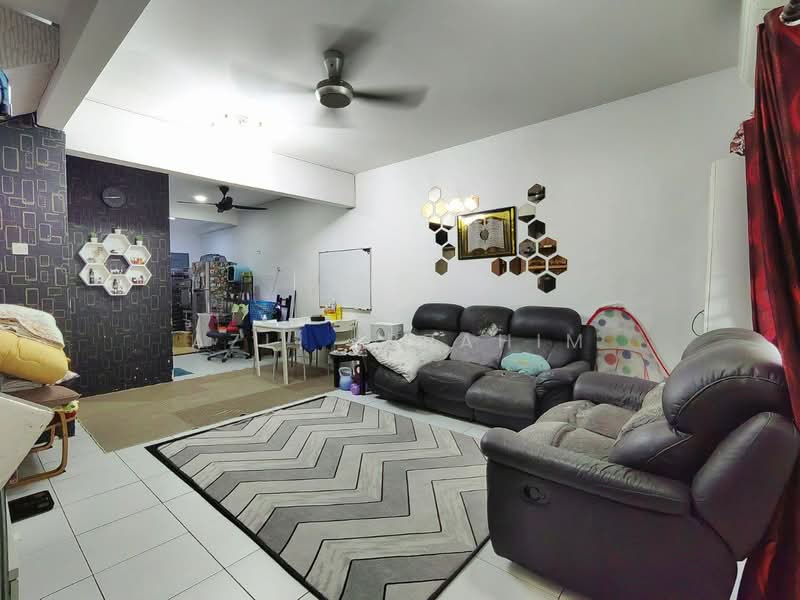 2-storey Terraced House for Sale in Bandar Saujana Putra (Tanjong Duabelas) - Azli Ibrahim - Living Room - PropertyGuru.com.my
