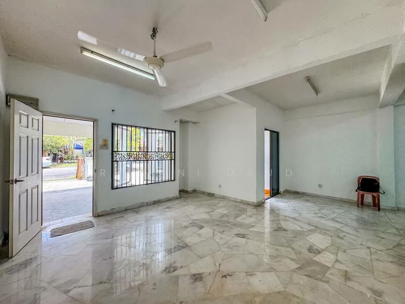 Taman Pinggiran Senawang untuk Untuk Dijual - RM 330,000, Mac 2026 - Living Room - PropertyGuru.com.my
