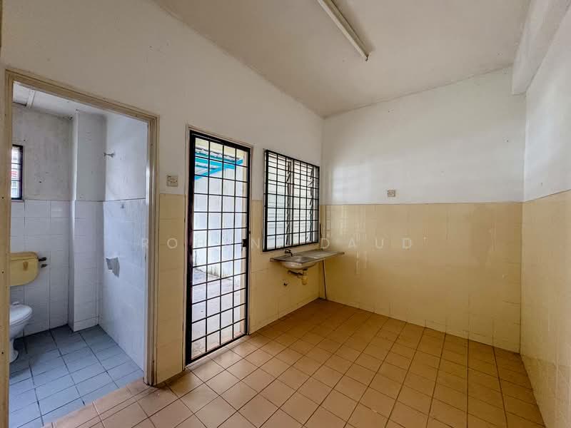 Taman Pinggiran Senawang untuk Untuk Dijual - RM 330,000, Mac 2026 - Bathroom - PropertyGuru.com.my